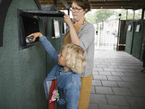 Kvinna och flicka återvinner.