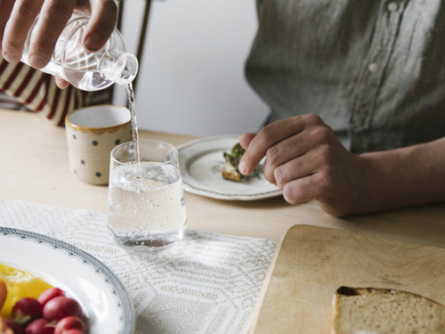 Vatten hälls i glas.