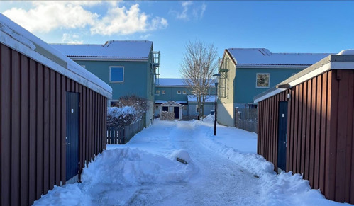 Bostadshus i kvarteret Lien. Snötäckt mark och soligt väder.  