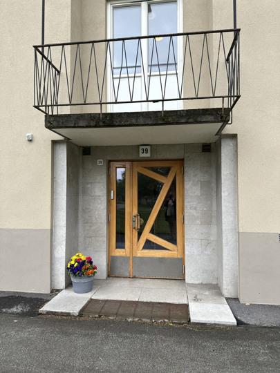 En port i trä och en balkong