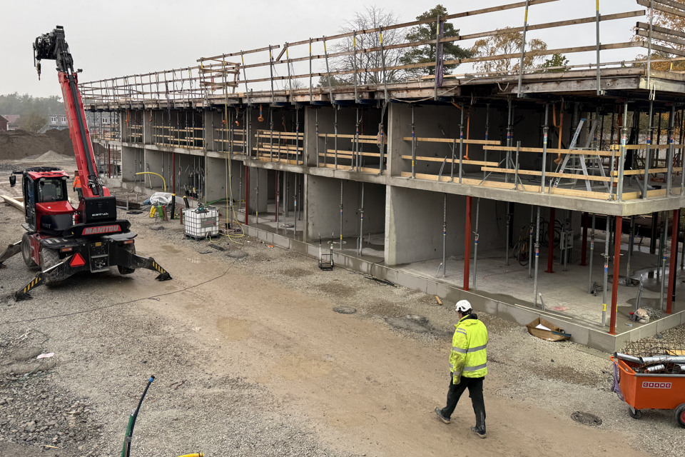 Man går på en byggarbetsplats